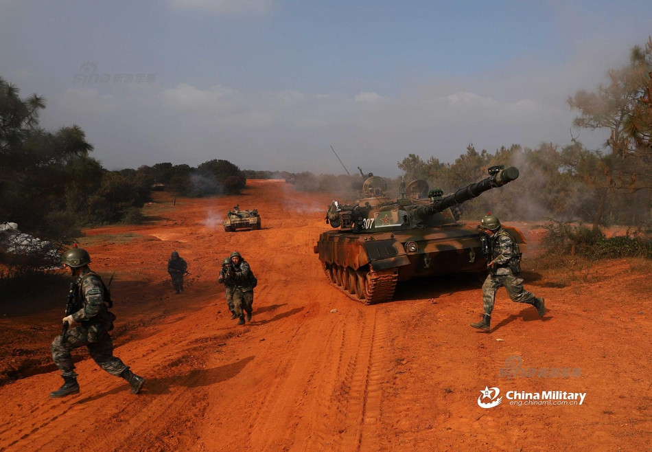 Kiểu tập trận này cực kỳ sát với thực tế, các tướng lĩnh Trung Quốc cũng không cần phải soạn ra kịch bản chi tiết, các sĩ quan chỉ huy cấp thấp cũng không biết trước được kịch bản mà phải dựa vào thực tế chiến đấu để tìm ra phương án tấn công, phòng thủ tối ưu. Nguồn ảnh: Chinamilitary.