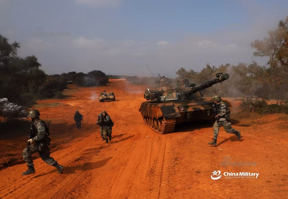 Kiểu tập trận này cực kỳ sát với thực tế, các tướng lĩnh Trung Quốc cũng không cần phải soạn ra kịch bản chi tiết, các sĩ quan chỉ huy cấp thấp cũng không biết trước được kịch bản mà phải dựa vào thực tế chiến đấu để tìm ra phương án tấn công, phòng thủ tối ưu. Nguồn ảnh: Chinamilitary.