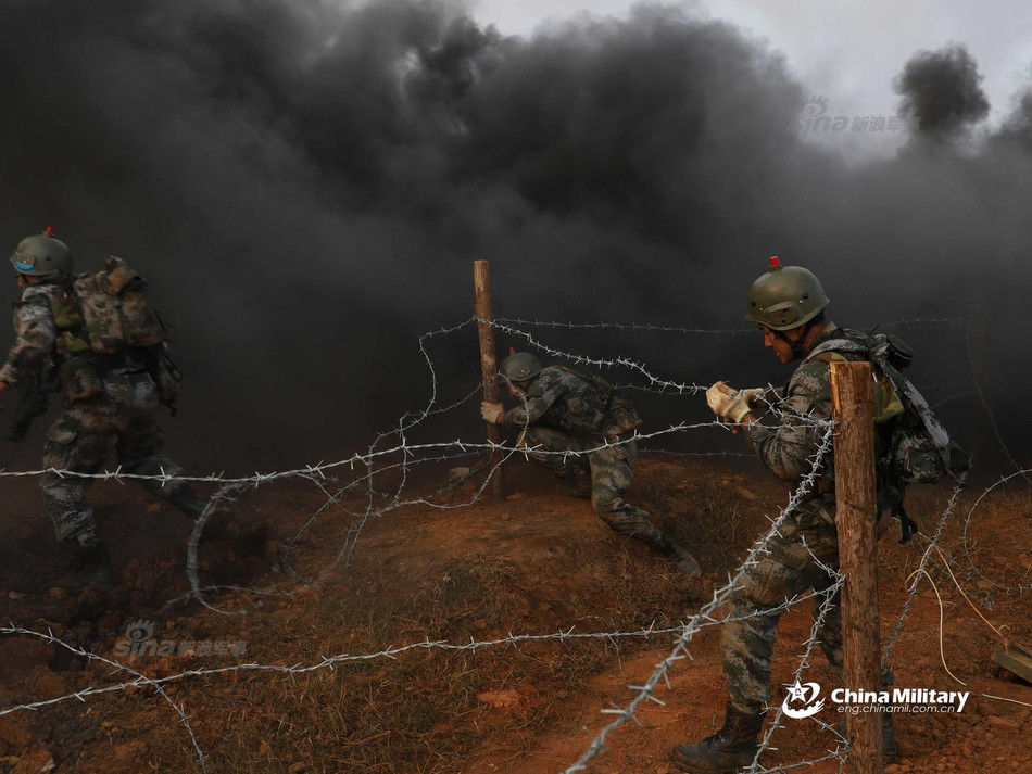 Cận cảnh binh lính Trung Quốc với mũ có gắn pháo khói (núm đỏ trên đầu) và các tấm phản xạ lade được gắn xung quanh mũ. Đây là thiết bị khá rẻ tiền và dễ chế tạo nhưng lại cực kỳ hiệu quả trong huấn luyện thực binh. Nguồn ảnh: Chinamilitary.