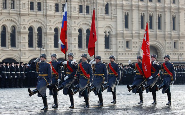 Tham dự buổi duyệt binh có lãnh đạo thành phố Moscow các cựu chiến binh tham gia cuộc Chiến tranh vệ quốc vĩ đại, các cựu chiến binh từng tham gia cuộc duyệt binh huyền thoại 77 năm về trước và các cựu chiến binh tham gia cuộc duyệt binh mừng chiến thắng năm 1945, đại diện các tổ chức chính trị - xã hội và đông đảo người dân thủ đô nước Nga.