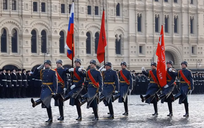 Tham dự buổi duyệt binh có lãnh đạo thành phố Moscow các cựu chiến binh tham gia cuộc Chiến tranh vệ quốc vĩ đại, các cựu chiến binh từng tham gia cuộc duyệt binh huyền thoại 77 năm về trước và các cựu chiến binh tham gia cuộc duyệt binh mừng chiến thắng năm 1945, đại diện các tổ chức chính trị - xã hội và đông đảo người dân thủ đô nước Nga.