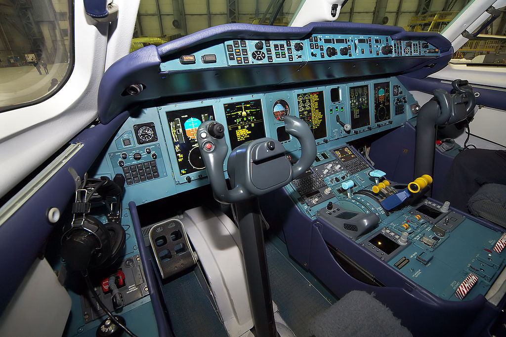 Cận cảnh khoang lái của máy bay vận tải hành khách An-148. Nguồn ảnh: Sina.