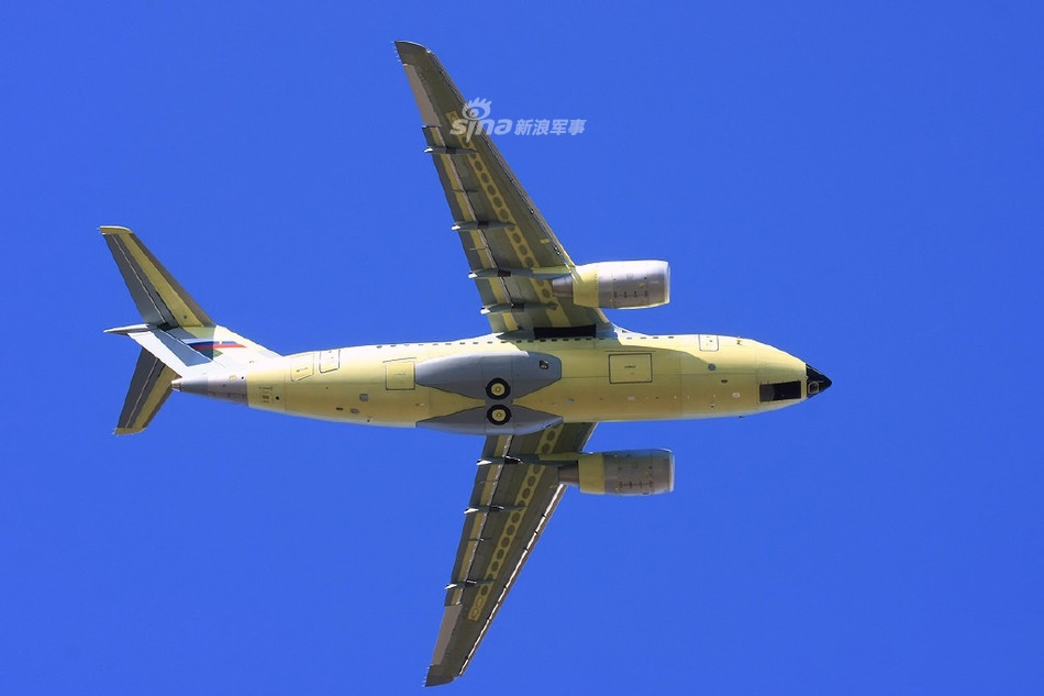 Bay thử chuyến đầu tiên từ tháng 12/2004, Antonov An-148 là loại máy bay vận tải thương mại được Ukraine thiết kế và kết hợp sản xuất cùng với Nga. Nguồn ảnh: Sina.