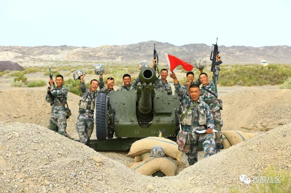 Một kíp pháo binh Trung Quốc với lựu pháo 122mm D-30. Nguồn ảnh: Weibu.