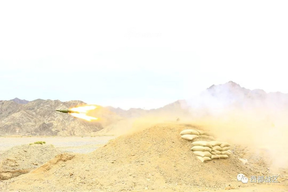 Đây là loại tên lửa chống tăng bán tự động, người bắn sẽ điều khiển tên lửa bay tới mục tiêu thay vì tên lửa tự tìm đường. Nguồn ảnh: Weibu.