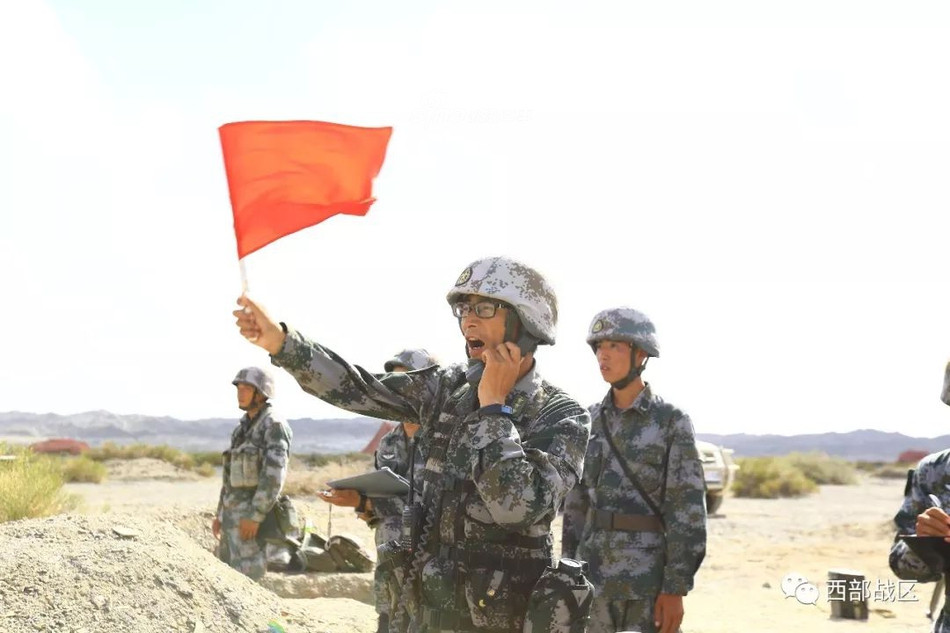 Các lực lượng pháo binh Trung Quốc trong cuộc diễn tập tại sa mạc Gobi thuộc Tân Cương. Nguồn ảnh: Weibu.