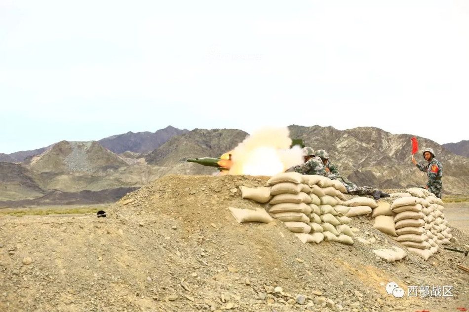 Trong ảnh là loại tên lửa chống tăng HJ-73 - Hồng Tiễn 73 do Quân đội Trung Quốc sản xuất. Loại tên lửa Hồng Tiễn 73 này đươc Trung Quốc phát triển dựa trên thiết kế của AT-3 do Liên Xô sản xuất. Nguồn ảnh: Weibu.