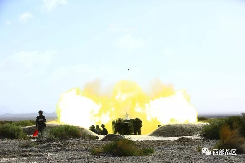 Pháo D-30 cỡ nòng 122mm của Trung Quốc khai hoả không tiếc đạn trong cuộc tập trận bắn đạn thật. Nguồn ảnh: Weibu.