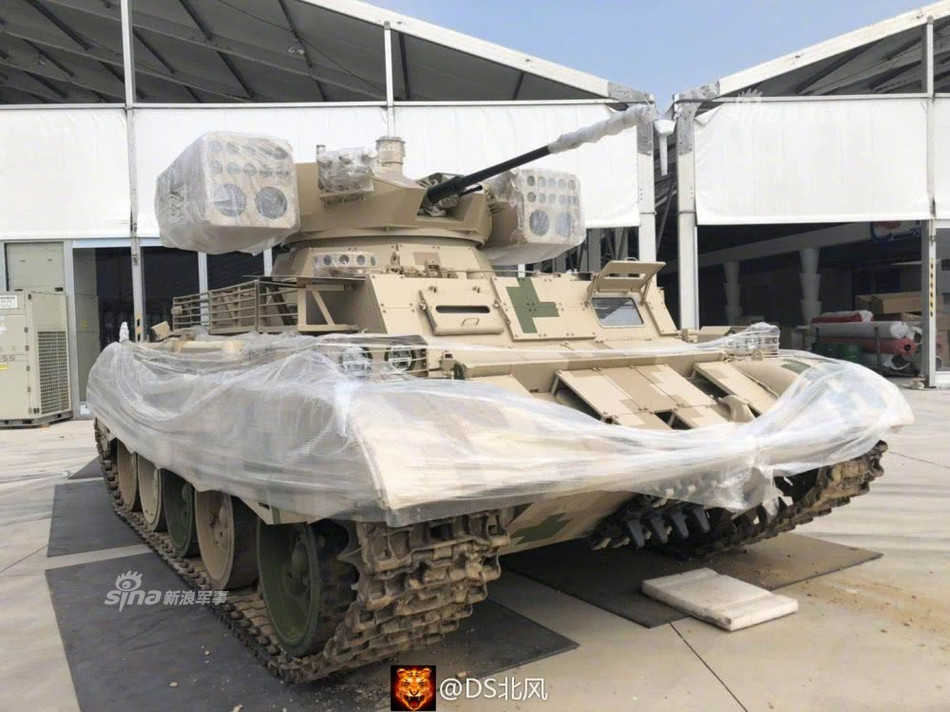 Triển lãm hàng không quốc tế Chu Hải 2018 (Zhuhai Airshow) dù chưa bắt đầu đã nóng lên từng ngày, lần này là sự xuất hiện của xe chiến đấu hỗ trợ xe tăng đầu tiên của Trung Quốc do tập đoàn Norinco phát triển. Điều khiến mẫu xe chiến đấu hỗ trợ xe tăng của Trung Quốc càng trở nên đặc biệt hơn khi nó sử dụng khung gầm bánh xích của xe tăng Type 59 - một loại xe tăng do Trung Quốc sản xuất dựa trên bản T-54/55 của Liên Xô. Nguồn ảnh: Sina.