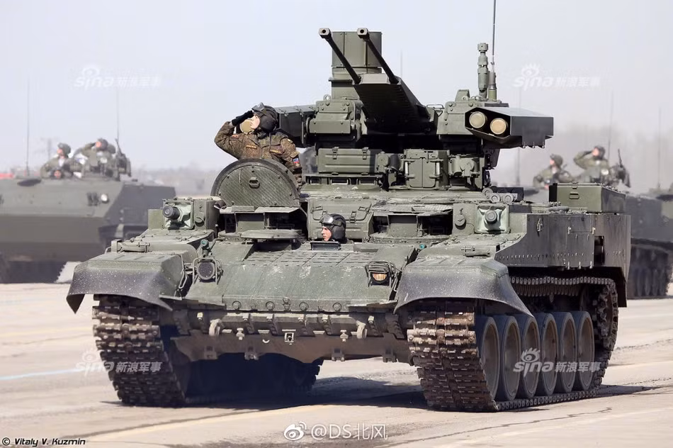 Về khả năng bảo vệ kíp lái, rõ ràng là nếu dựa trên hệ thống khung gầm của Type-59, xe chiến đấu hỗ trợ xe tăng của Trung Quốc sẽ không thể bảo vệ kíp chiến đấu tốt như BMPT-72. Ảnh: Terminator-2 của Nga khi "lột" sạch áo giáp phản ứng nổ. Nguồn ảnh: Sina.