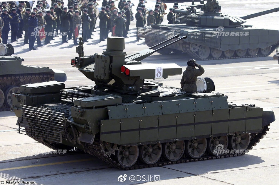 Về khả năng cơ động trên chiến trường, chưa rõ trọng lượng của chiếc xe hỗ trợ xe tăng của Trung Quốc có tổng trọng lượng bao nhiêu và sử dụng động cơ loại gì nên rất khó để so sánh với con bài của Nga. Nguồn ảnh: Sina.