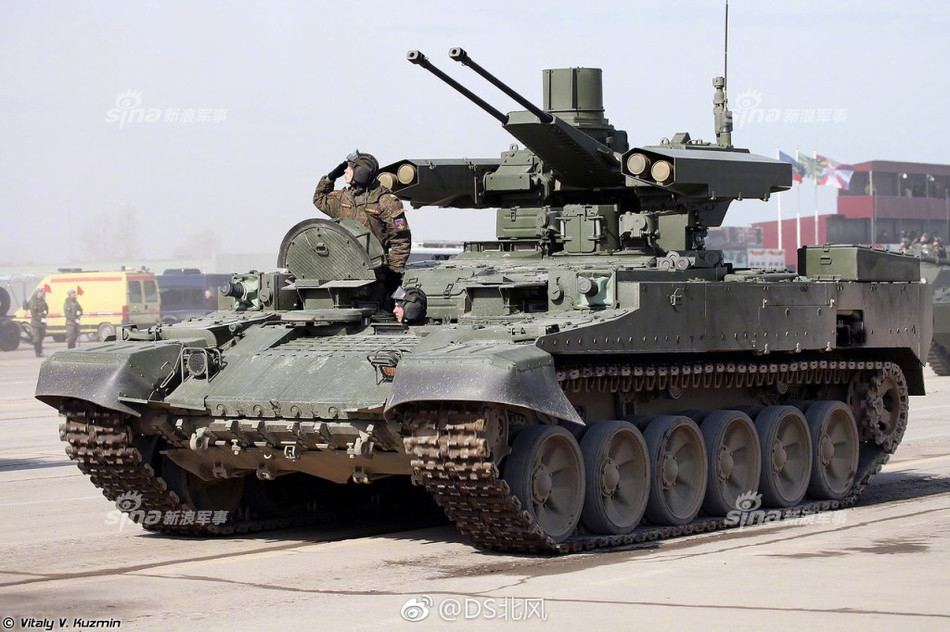 Cách sắp xếp vị trí ngồi trên xe chiến đấu hỗ trợ của Trung Quốc cũng có vẻ khác biệt khi có thể thấy có hai vị trí ngồi cạnh nhau ngang hàng tài xế. Thậm chí vẫn chưa rõ, liệu xe chiến đấu hỗ trợ xe tăng của Trung Quốc cần kíp lái bao nhiêu người. Mặc dù vậy, tất cả có lẽ sẽ sớm được hé lộ trong Triển lãm Chu Hải sắp diễn ra tới đây. Nguồn ảnh: Sina.