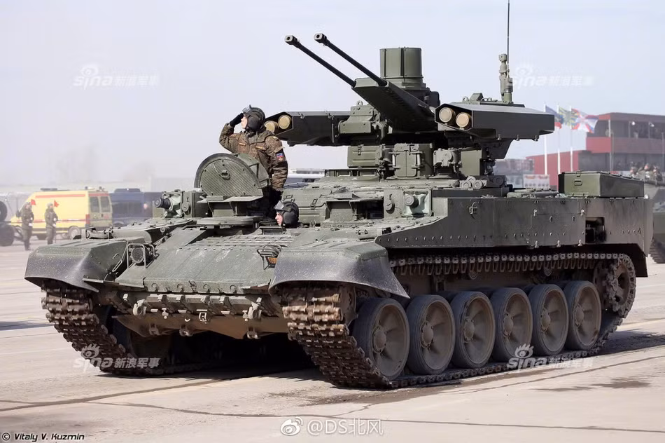 Cách sắp xếp vị trí ngồi trên xe chiến đấu hỗ trợ của Trung Quốc cũng có vẻ khác biệt khi có thể thấy có hai vị trí ngồi cạnh nhau ngang hàng tài xế. Thậm chí vẫn chưa rõ, liệu xe chiến đấu hỗ trợ xe tăng của Trung Quốc cần kíp lái bao nhiêu người. Mặc dù vậy, tất cả có lẽ sẽ sớm được hé lộ trong Triển lãm Chu Hải sắp diễn ra tới đây. Nguồn ảnh: Sina.
