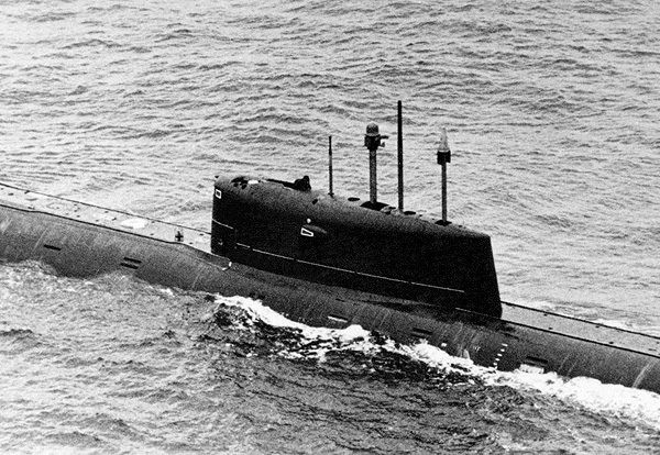 Ngày 7/4/1989, tàu ngầm Komsomolets bốc cháy từ bên trong. Ngọn lửa không thể được khống chế đã gây ra hàng loạt các sự cố kỹ thuật liên tiếp khiến tàu mất kiểm soát và bắt đầu chìm. 42 trên tổng số 69 thuỷ thủ đoàn trên tàu thiệt mạng. Ảnh: NI.