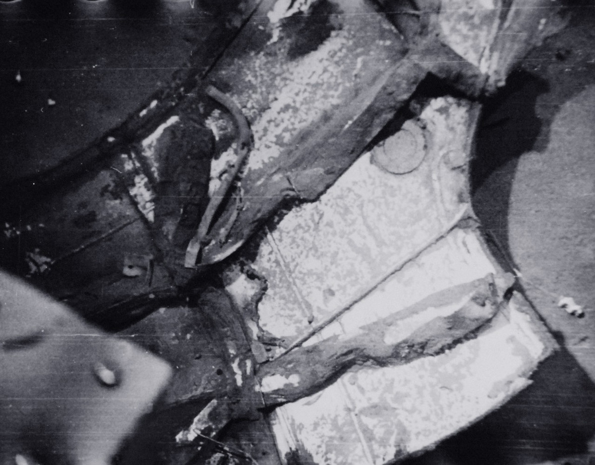 Trong những nỗ lực gửi tín hiệu kêu cứu cuối cùng lên mặt nước, thuỷ thủ đoàn trên tàu USS Thresher cho biết khoang máy đã ngập trong nước, mọi nỗ lực của họ là vô ích. Kỹ thuật cứu hộ tàu ngầm những năm 60 cũng không đủ khả năng để Hải quân Mỹ tiếp cận với tàu USS Thresher và cuối cùng nó đã trở thành mồ chôn tập thể của toàn bộ thuỷ thủ đoàn. Ảnh: NI.