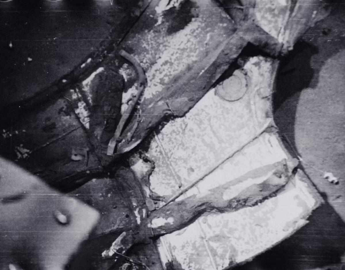 Trong những nỗ lực gửi tín hiệu kêu cứu cuối cùng lên mặt nước, thuỷ thủ đoàn trên tàu USS Thresher cho biết khoang máy đã ngập trong nước, mọi nỗ lực của họ là vô ích. Kỹ thuật cứu hộ tàu ngầm những năm 60 cũng không đủ khả năng để Hải quân Mỹ tiếp cận với tàu USS Thresher và cuối cùng nó đã trở thành mồ chôn tập thể của toàn bộ thuỷ thủ đoàn. Ảnh: NI.