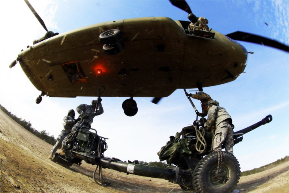 Pháo lựu của Lục quân Mỹ được vận tải bằng CH-47. Nguồn ảnh: BI.