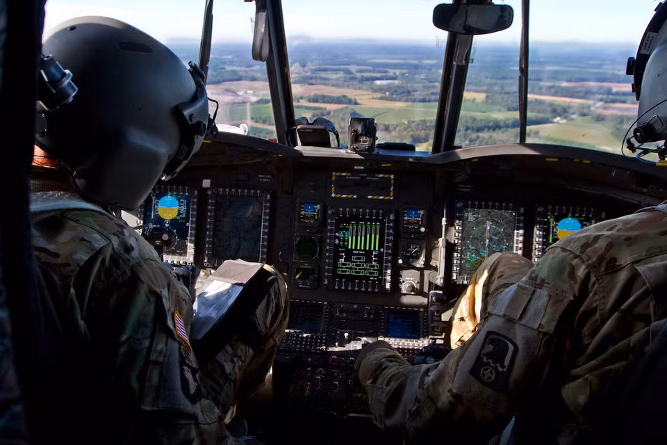 Do cấu tạo hai cánh quạt nóc xoay ngược chiều và có trọng lượng cũng như kích thước khá cồng kềnh, trực thăng CH-47 nổi tiếng là khó bay và đòi hỏi phi công có trình độ cực cao mới có thể làm chủ được con "xích thố" trên không này. Nguồn ảnh: BI.