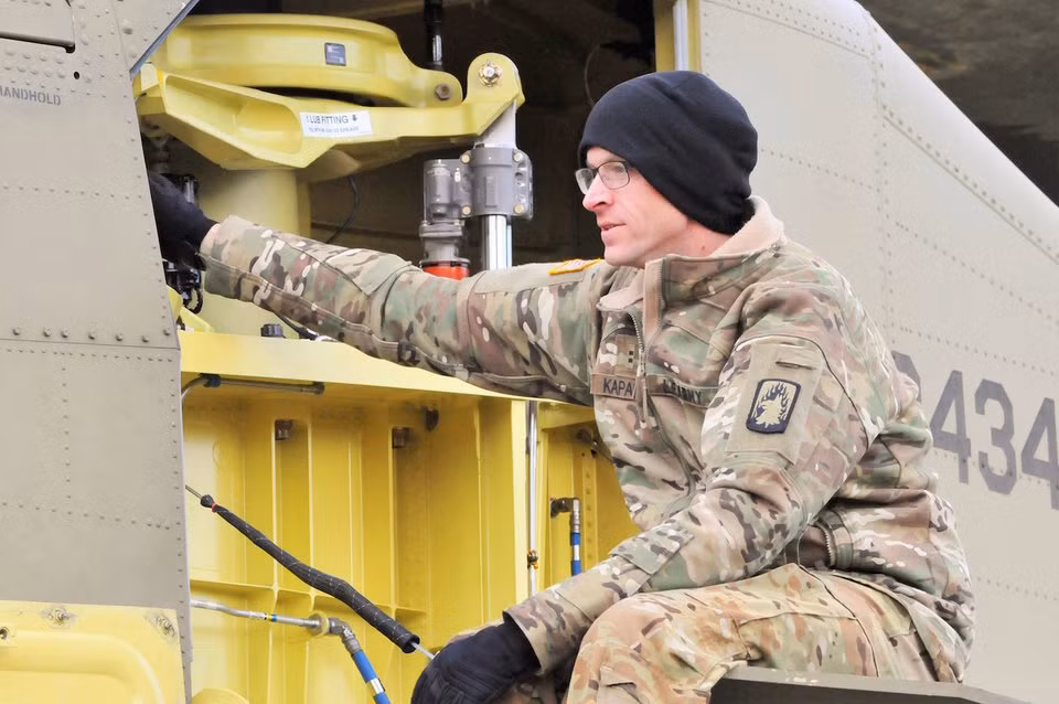 Tuy nhiên, một khi đã làm chủ được CH-47, phi công có thể điều khiển nó theo cách mà không một loại trực thăng nào trước đây có thể làm được. Nguồn ảnh: BI.