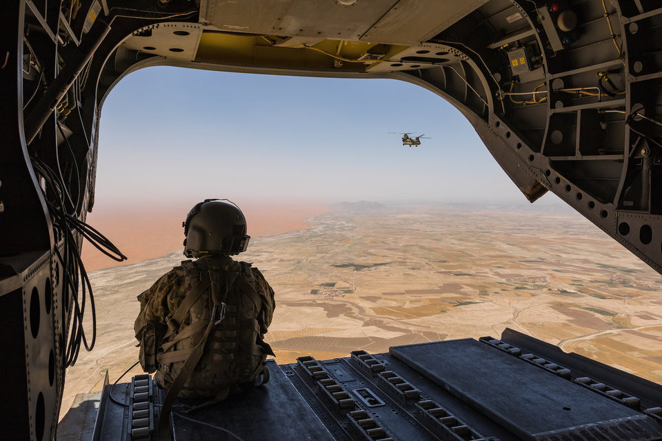 Cửa sau của CH-47 gần như không bao giờ đóng trong các chuyến bay ngắn vì nó là một trong ba vị trí cực kỳ quan trọng của hoa tiêu. Nguồn ảnh: BI.