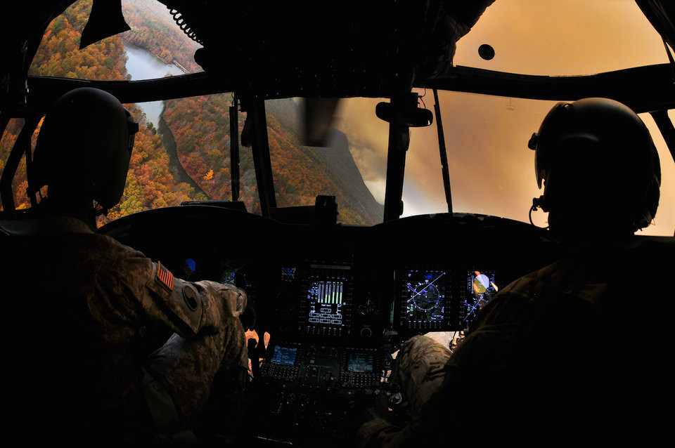 Do có cấu tạo hai cánh quạt đặt ở phía trên và cả hai đều là cánh quạt nâng, trực thăng CH-47 có thể thực hiện được những động tác bay mang tính "độc quyền" mà không một loại trực thăng thông thường nào có thể bắt chước được. Nguồn ảnh: BI.