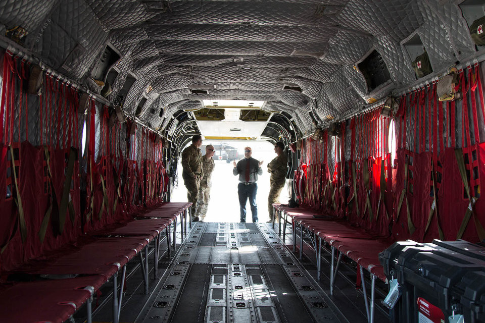 CH-47 có kíp điều khiển tổng cộng 3 người. Mặc dù vậy vẫn cần ít nhất hai hoa tiêu ở hai bên hông để có thể đảm bảo chiếc trực thăng này cất - hạ cánh được ở những vị trí khó. Nguồn ảnh: BI.