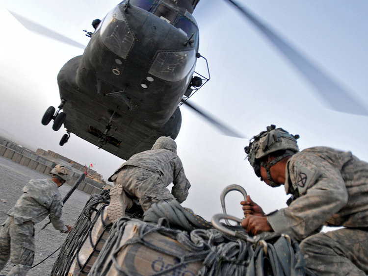 Gần như các loại vũ khí hạng nặng của Lục quân Mỹ hiện tại như pháo, cối, xe Jeep hay thậm chí là xe tải đều có thể được vận tải bằng CH-47. Nguồn ảnh: BI.