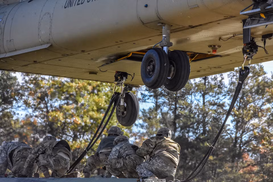 Cách thức CH-47 vận chuyển những loại hàng quá khổ này cũng thường là gắn móc, dây tời bên ngoài thay vì đặt trong khoang chứa hàng. Nguồn ảnh: BI.