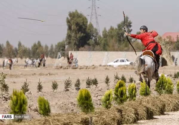Ngoài cưỡi ngựa bắn cung, giải đấu còn bao gồm các hạng mục khác như ném lao và đấu kiếm. Ảnh: Fars.