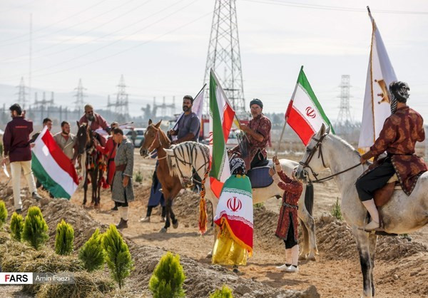 Đội tuyển Iran với lá cờ Ba Tư cổ tham dự giải thi đấu cưỡi ngựa bắn cung. Ảnh: Fars.