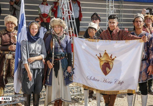 Đội tuyển Phần Lan với trang phục truyền thống của các dân tộc Bắc Âu. Ảnh: Fars.