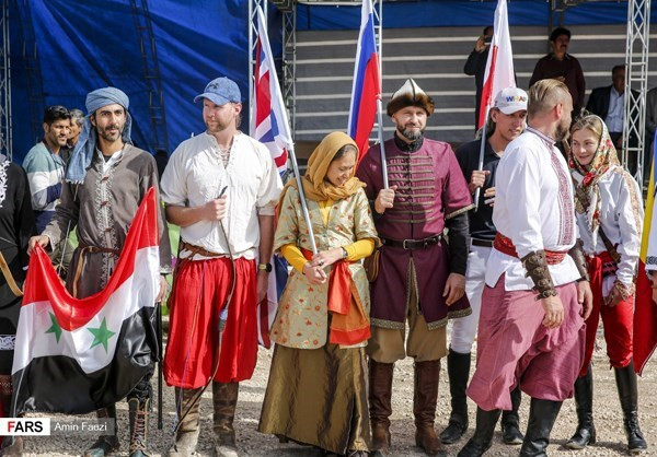Các vận động viên tham dự với trang phục truyền thống theo kiểu trung cổ. Có thể dễ dàng nhận ra các đội tuyển đến từ Nga, Syria và Anh qua quốc kỳ được họ mang tới đây. Ảnh: Fars.