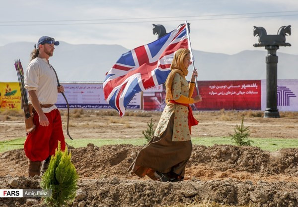 Đội tuyển Anh với cây cung truyền thống - một trong những thứ vũ khí nguy hiểm nhất châu Âu thời Trung Cổ. Ảnh: Fars.