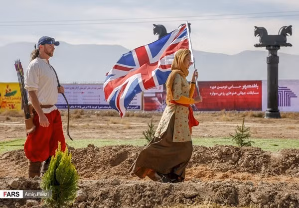 Đội tuyển Anh với cây cung truyền thống - một trong những thứ vũ khí nguy hiểm nhất châu Âu thời Trung Cổ. Ảnh: Fars.