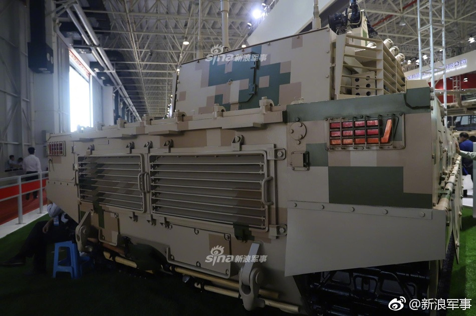 Cư dân mạng Trung Quốc có vẻ rất phấn kích với thông tin này những nhiều người cũng tỏ ra hoài nghi, cho rằng nếu nòng pháo 105mm có thể khoẻ tới vậy thì cớ sao các loại xe tăng chủ lực ngày này phải sử dụng nòng lớn tới 125mm khiến chiếc xe tăng trở nên cồng kềnh hơn rất nhiều. Nguồn ảnh: Sina.