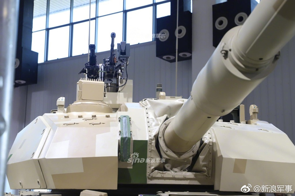 Theo công bố của phía Norinco, pháo 105mm của VT5 có khả năng xuyên 500mm thép cán đồng nhất ở khoảng cách 2.000 mét với các loại đạn pháo 105mm mà nó được trang bị, thậm chí VT5 còn có khả năng bắn tên lửa chống tăng qua nòng. Nguồn ảnh: Sina.