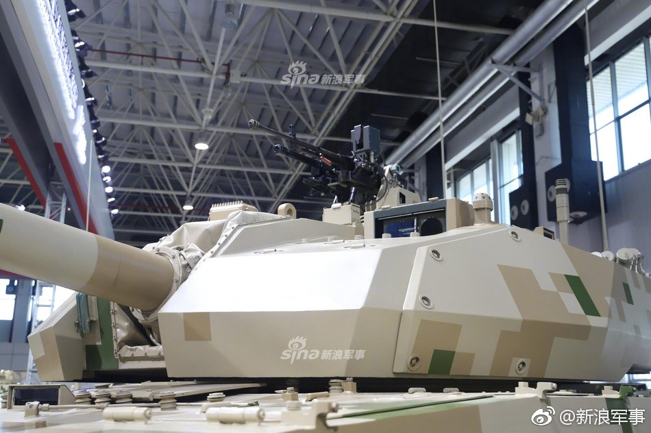 Có trọng lượng từ 33 tới 36 tấn, xe tăng hạng nhẹ VT5 của Trung Quốc có kích thước 9,2 mét (bao gồm cả súng), rộng 3,3 mét và cao 2,5 mét. Ngoài khẩu pháo chính 105mm nòng xoáy, xe tăng còn được trang bị một súng phóng lựu 40mm và một súng máy tự động 12,7mm. Nguồn ảnh: Sina.