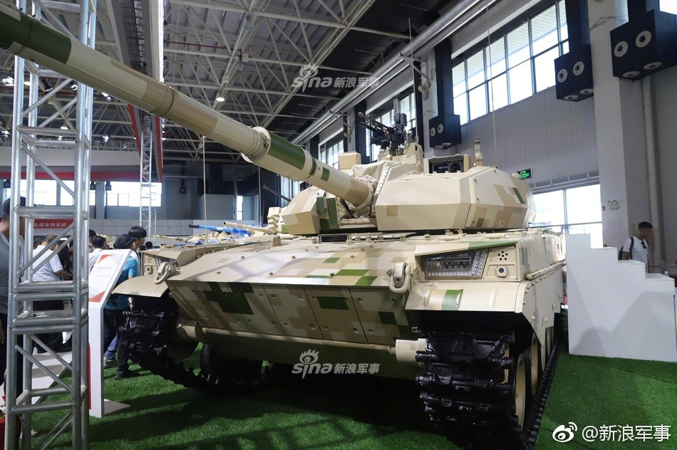 Cận cảnh phía trước của xe tăng VT5 phiên bản xuất khẩu được Trung Quốc mang tới triển lãm Hàng không Chu Hải. Nguồn ảnh: Sina.