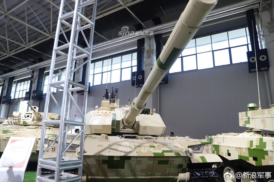 VT5 là dòng xe tăng dành cho xuất khẩu được phát triển bởi Tập đoàn công nghiệp quốc phòng Norinco của Trung Quốc. Loại xe tăng hạng nhẹ này được Norinco giới thiệu lần đầu tiên trong năm 2010, và ở thời điểm đó nó vẫn được trang bị pháo 105mm. Bản thân VT5 được phát triển nền tảng xe tăng Type59 một biến thể sao chép xe tăng T-55 của Liên Xô trước đây. Nguồn ảnh: Sina.