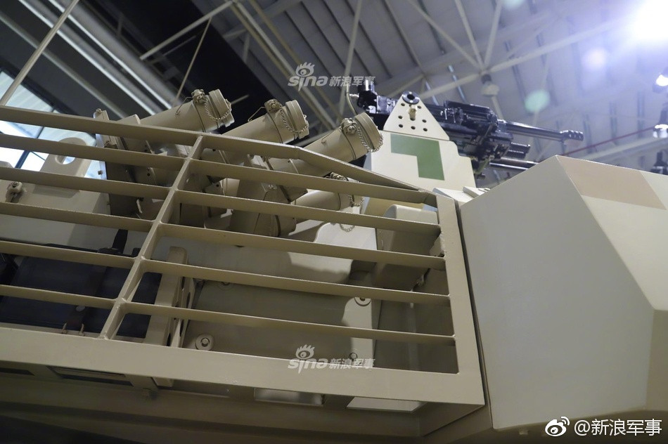 Để tiện so sánh, phía Trung Quốc thậm chí còn mang cả T-72 - dòng xe tăng chiến đấu chủ lực của Nga hiện nay ra làm ví dụ và khẳng định, pháo 105mm của xe tăng VT5 hoàn toàn có khả năng bắn xuyên mọi loại xe tăng T-72 của Nga bất kể phiên bản. Nguồn ảnh: Sina.