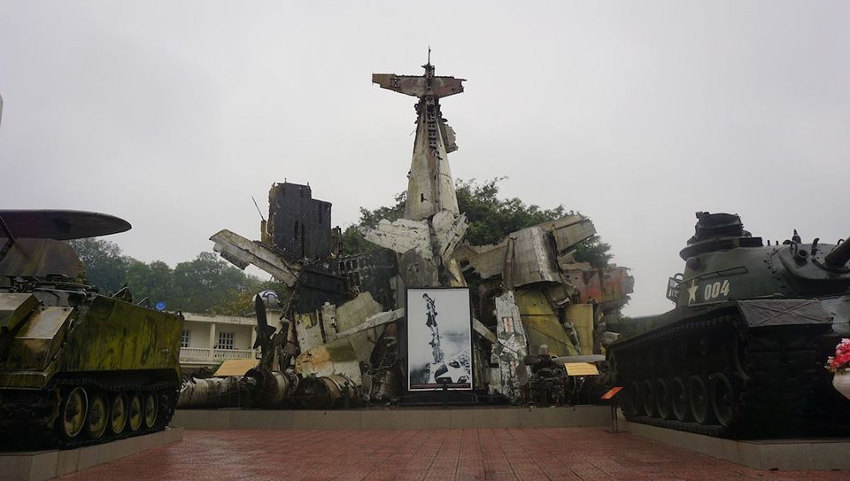 Đây được xem là một trong những xác máy bay B-52 có kích thước lớn nhất được trưng bày ở Hà Nội hiện nay. Ngoài ra, hiện ở Bảo tàng Chiến thắng B-52 trưng bày xác "pháo đài bày" gần như hoàn chỉnh với buồng lái, thân, cánh đuôi, các loại bom...nhưng được ghép từ nhiều mảnh xác "con ngáo ộp này".