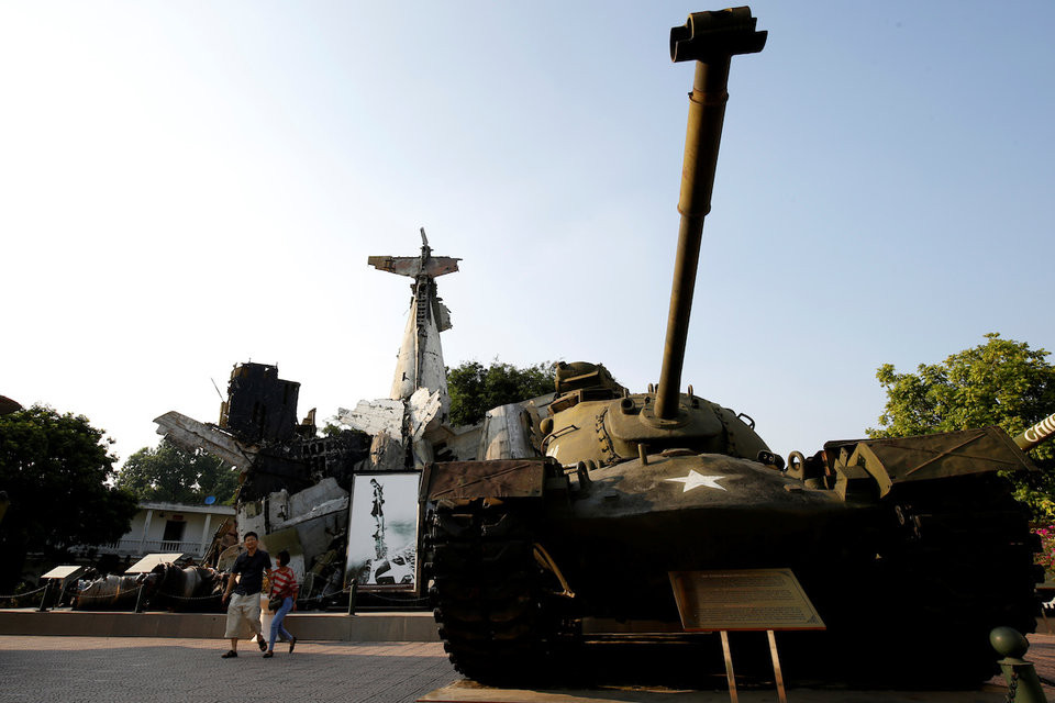 Ngoài xác B-52, Bảo tàng Lịch sử Quân sự hiện là nơi trưng bày nhiều thiết bị, khí tài quân sự chiến lợi phẩm được ta thu giữ trong kháng chiến chống Mỹ cứu nước. Ảnh: Xe tăng M48 của quân đội Mỹ bị ta thu giữ và trưng bày cạnh xác chiếc B-52.