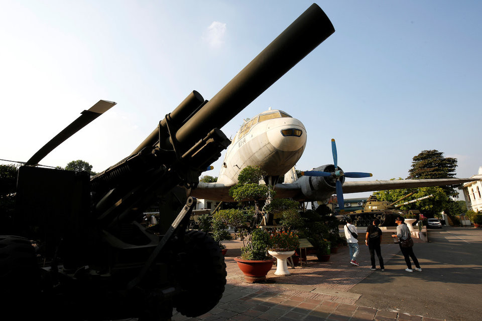 Pháo lựu M114 cỡ nòng 155mm được trưng bày bên trong bảo tàng. Đây là loại pháo lựu cỡ nhỏ, cơ động tốt, rất hay được Mỹ sử dụng trên chiến trường Việt Nam làm nhiệm vụ bắn yểm trợ với độ chính xác khác cao.