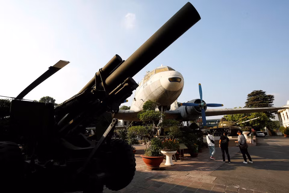 Pháo lựu M114 cỡ nòng 155mm được trưng bày bên trong bảo tàng. Đây là loại pháo lựu cỡ nhỏ, cơ động tốt, rất hay được Mỹ sử dụng trên chiến trường Việt Nam làm nhiệm vụ bắn yểm trợ với độ chính xác khác cao.