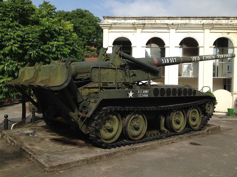 Pháo tự hành M107 được quân đội Mỹ và VNCH mệnh danh là "Vua Chiến Trường" thảm bại trước pháo kéo M46 130 của quân giải phóng. Trong ảnh có thể thấy khẩu pháo này bị quân ta phá hỏng một bánh chịu nặng.