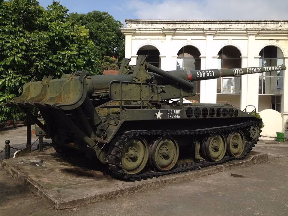 Pháo tự hành M107 được quân đội Mỹ và VNCH mệnh danh là "Vua Chiến Trường" thảm bại trước pháo kéo M46 130 của quân giải phóng. Trong ảnh có thể thấy khẩu pháo này bị quân ta phá hỏng một bánh chịu nặng.