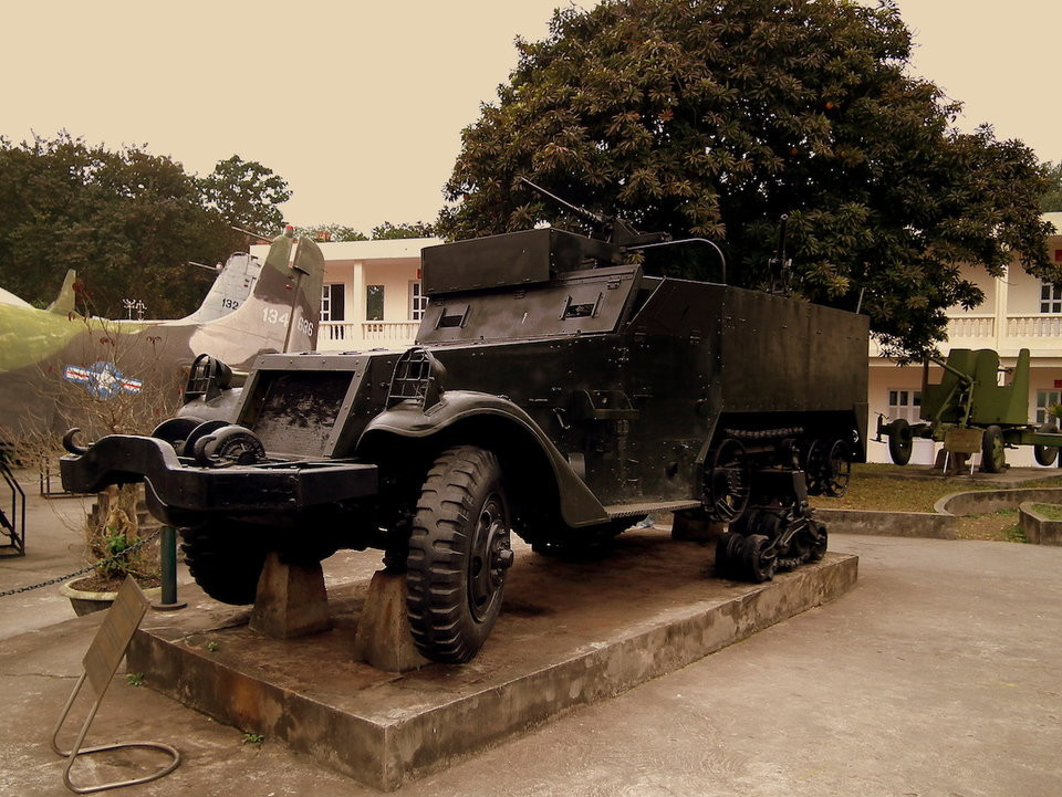 Xe thiết giáp chở quân dạng Half-track. Thực tế quân đội Mỹ và chư hầu chỉ dùng loại thiết giáp này vào thời gian đầu của cuộc Chiến tranh Việt Nam. Về sau, khi quân giải phóng "phổ cập" súng chống tăng B-40 và B-41 tới tận cấp tiểu đội thì các loại xe học thép mỏng dính này thậm chí không dám bén mảng ra chiến trường.