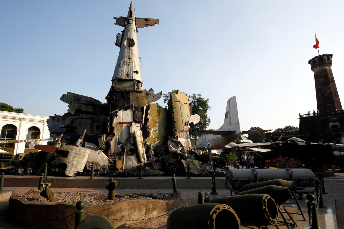 Hôm 5/11, hình ảnh xác chiếc máy bay B-52 nằm cắm đầu ngoài khuôn viên Bảo tàng Lịch sử Quân sự (Hà Nội) bất ngờ được đăng tải trên trang Business Insider của Mỹ.