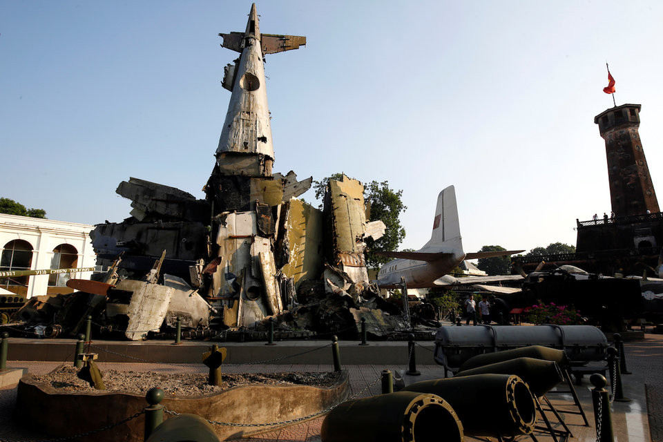 Theo bài viết của BI, xác của chiếc B-52 này là những mảnh vỡ còn sót lại được quân và dân Hà Nội tìm được sau khi "pháo đài bay" B-52 "rơi rụng lả tả" trên bầu trời Thủ đô Hà Nội trước "rồng lửa SAM-2".