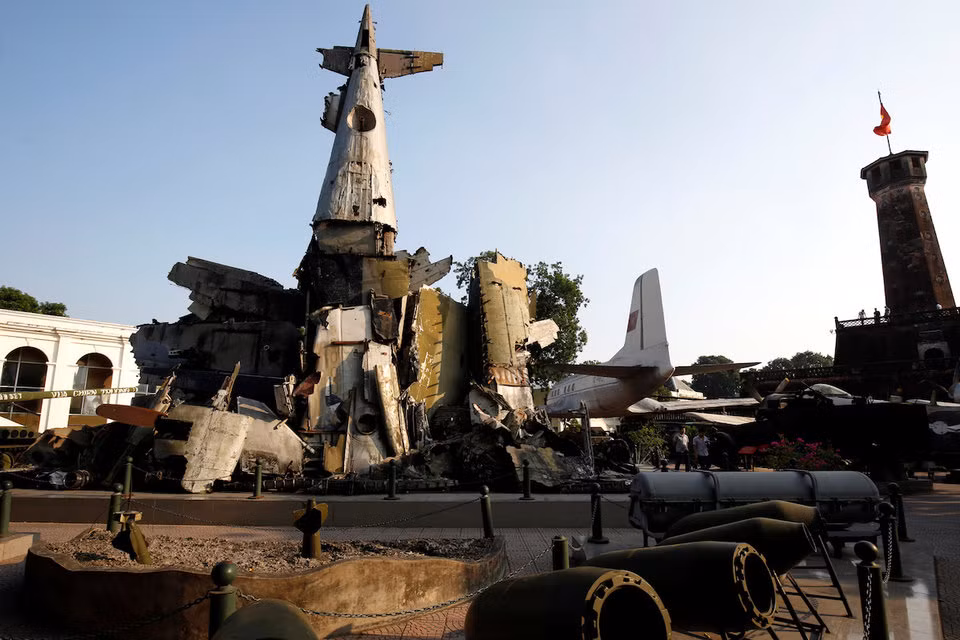 Theo bài viết của BI, xác của chiếc B-52 này là những mảnh vỡ còn sót lại được quân và dân Hà Nội tìm được sau khi "pháo đài bay" B-52 "rơi rụng lả tả" trên bầu trời Thủ đô Hà Nội trước "rồng lửa SAM-2".